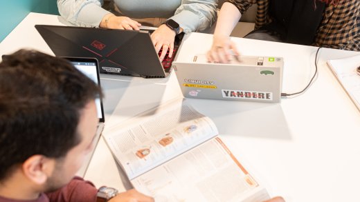 Studenten Bio-informatica aan Hogeschool Leiden bestuderen de lesstof