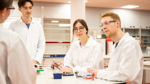 Biologie Medisch Laboratoriumonderzoek studenten werken tijdens les in het lab