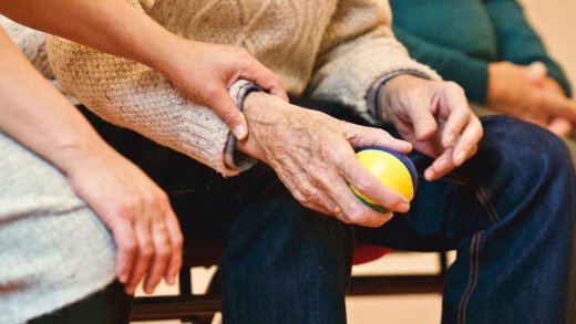 Master fysiotherapie en wijkgerichte beweegzorg oudere man doet oefening met bal