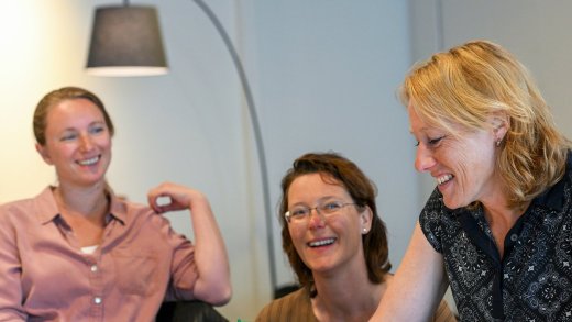 Vrouwelijk collega's lachen