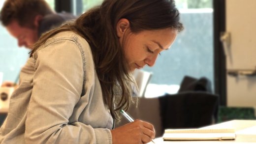 Student schrijft geconcentreerd