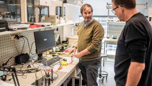 Deeltijdstudenten Hogeschool Leiden Informatica: Forensisch ICT doen opdracht in klaslokaal