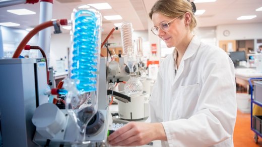 Student Chemie staat in het lab