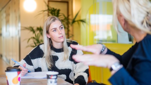 Student en docent Verpleegkunde in gesprek