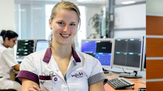 twee vrouwelijke verpleeghulpen 