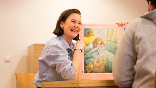 docent laat boek zien tijdens de cursus