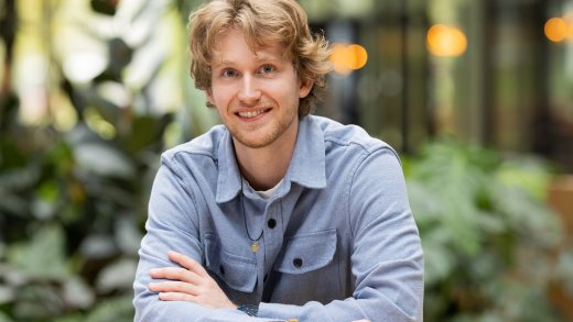 Student Vincent, blond haar met blauwe blouse
