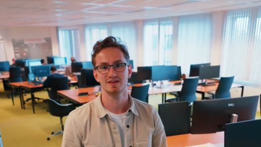 Tumbnail beroepenvideo Informatica Jongen in computerlokaal 