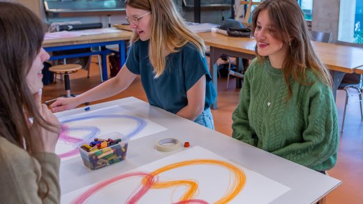 Studenten vaktherapie zitten aan een tafel en tekenen