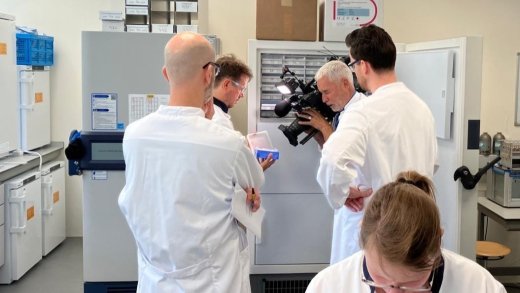 Peter staat met een cameraploeg op het lab