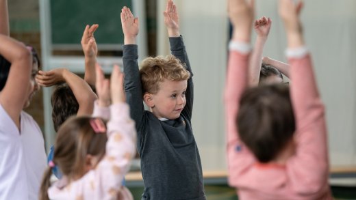 Kinderen krijgen les van studenten Docent Dans/Euritmie
