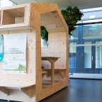 houten huisje in hal met uitleg duurzaam organiseren