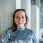 Profielfoto-Simona-Karbouniaris-kijkt-lachend