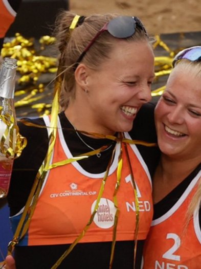 Katja en haar partner Raïsa na een overwinning