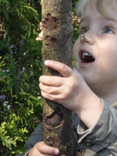 foto van jongetje in de natuur