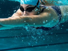 foto van iemand die onder water is gedoken in zwembad