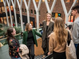 Groepje studenten pratend op trap in hoofdgebouw Hogeschool Leiden