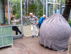 Bol van Biodiversiteit is ingepakt en wordt verhuisd door medewerkers