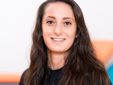 Portretfoto van docent Drita Celaj