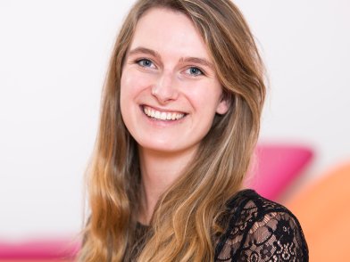 Portretfoto van docent Isabel Zuurbier