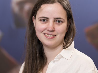 profielfoto Liesbeth Veldman tegen blauwe achtergrond