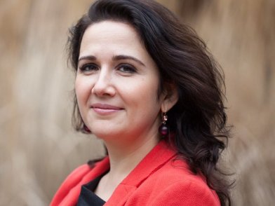 Foto Kim Gallo met een rode jas aan