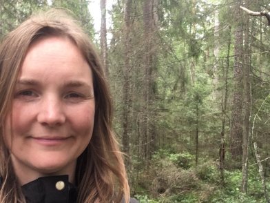 Portretfoto Judith Ligtvoet met bos op achtergrond