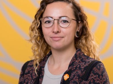 Juul kijkt glimlachend de camera in