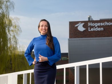 Simona-staand-voor-Hogeschool-Leiden