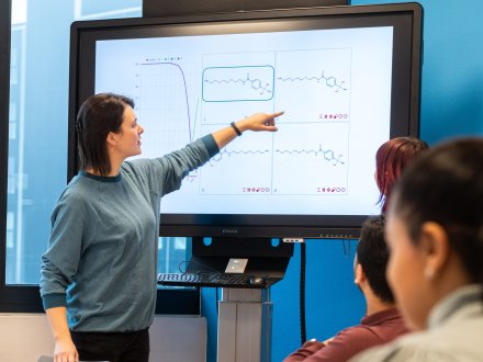 Bio-informatica les waarin student presenteert voor andere studenten