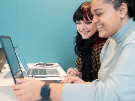 Bio-Informatica les twee studenten werken lachend achter laptop