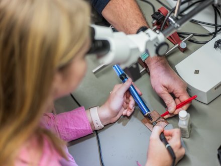 Digital Forensics close up van student die in de praktijk bezig is 