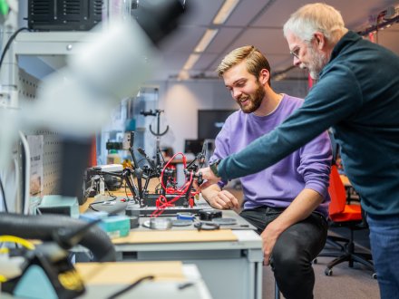 Digital forensics les waar docent iets uitlegt aan student