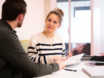 Pabo flexibele deeltijd studenten overleggen met elkaar 