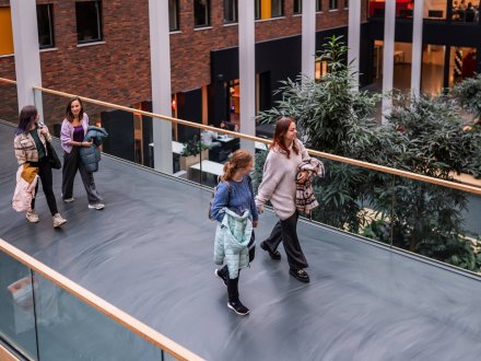 Vier studenten tijdens een meeloopdag van Hogeschool Leiden.