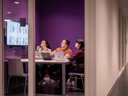 Studenten Bio-informatica aan Hogeschool Leiden studeren samen in studiehokje