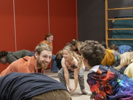 Opleiding Docent Dans/Euritmie student danst met kinderen tijdens workshop op Texel