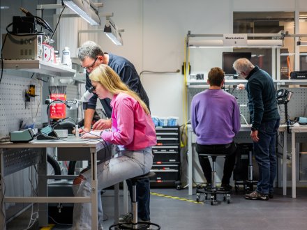 Studenten en docenten doen opdrachten in de klas bij Forensisch ICT aan Hogeschool Leiden