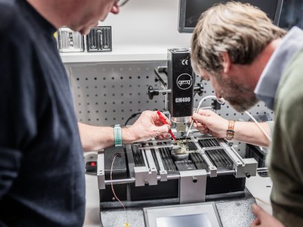 Docenten aan het werk in het Digital Forensics Lab op de HSD-campus