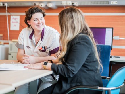 Twee zorgprofessionals vergaderen aan een tafel