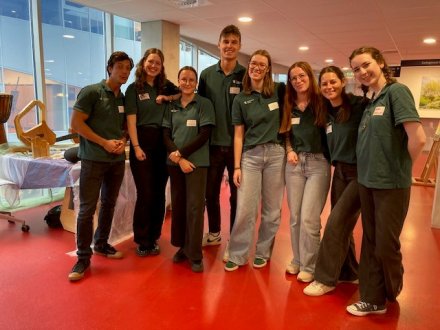 studenten van beeldende therapie, muziektherapie, spraak-en dramatherapie die voorlichting geven in studiejaar 2025-2026
