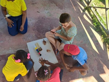 Student vaktherapie Joek Klaassen met haar Surinaamse leerlingen.