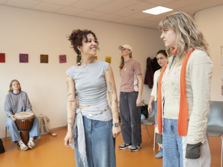 Twee studenten op de voorgrond tijdens een les in Spraaktherapie