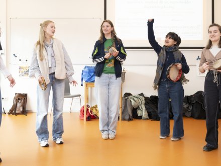 Studenten tijdens een les muziektherapie