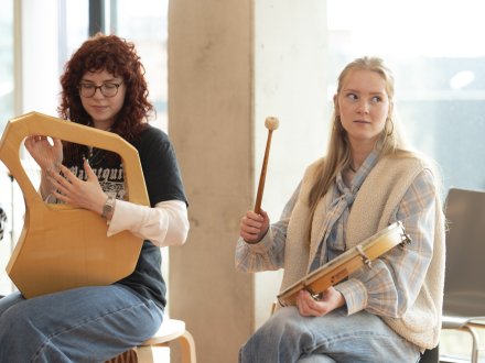 Studenten Muziektherapie bespelen diverse instrumenten