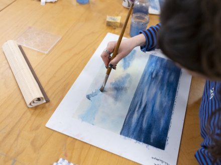 Student legt de laatste hand aan een schilderwerk