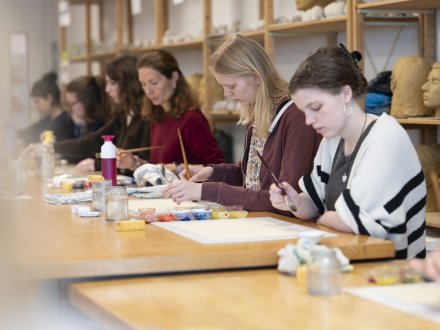 Studenten werken aan een individueel schilderwerk 