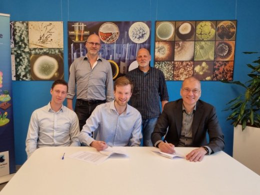 alumni ondertekenen samenwerkingsbijeenkomst met lcab