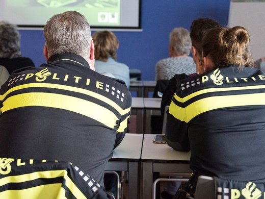 Politieagenten in de schoolbanken