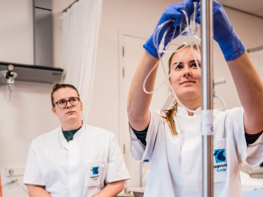 IP verpleegkunde praktijkles studenten werken aan infuus